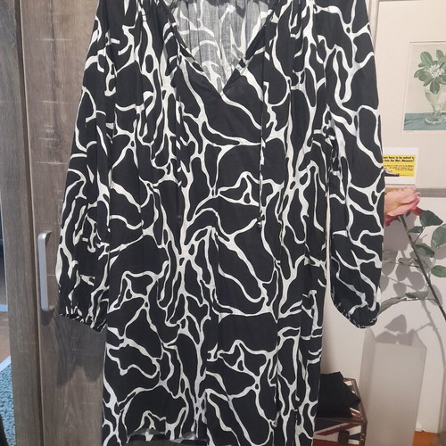H&M women's black and white blouse Large like new, 55% viscose 45% cotton