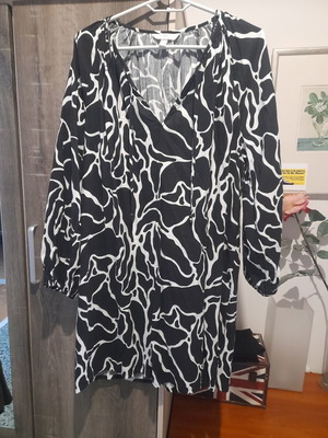 H&M women's black and white blouse Large like new, 55% viscose 45% cotton