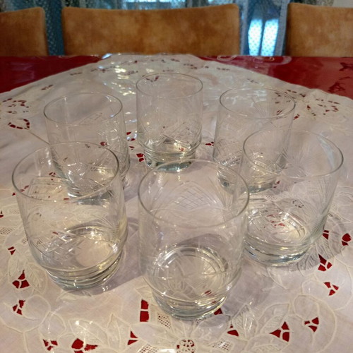 Vintage crystal whiskey glasses set of 6 like new with embossed design