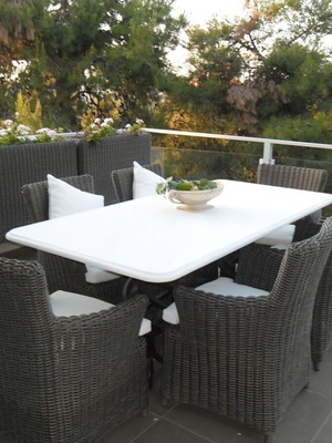 Τραπεζαρία Μαρμάρινη σαν καινούργιο, 2 μέτρα με 6 καρέκλες ανθεκτικές