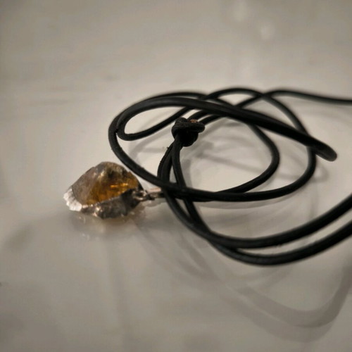 Necklace with leather and yellow stone new, black and orange