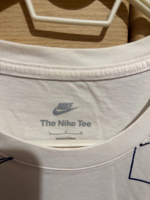 Nike T Shirt size Large like new, white