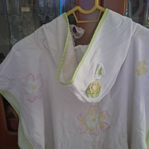 Mayoral children's hooded bathrobe with embroidered flowers like new, pink lace