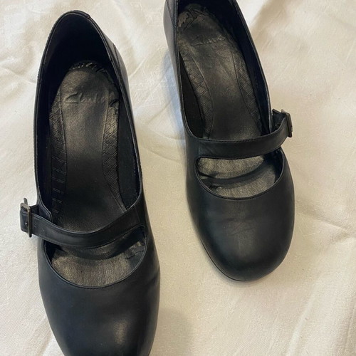 Clarks black pumps used with strap size 37
