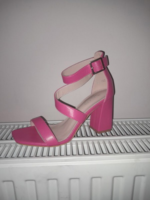 Famous Shoes Pink Sandals New, Size 37, Chunky Heel