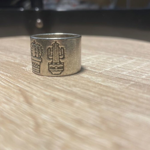 Ring with embossed cactus design like new