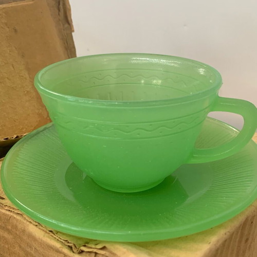 Set of 6 cups with design and saucers new
