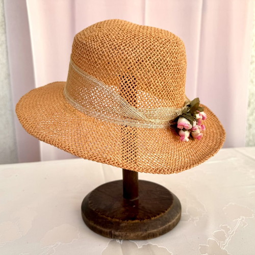 Vintage women's summer hat with pink fabric flowers, like new