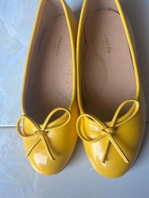 Girls' shoes like new, size 32, yellow