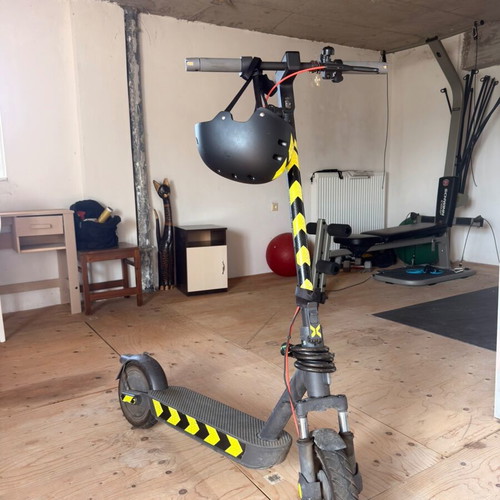 Xiaomi Scooter 5 like new with helmet and reflective stickers