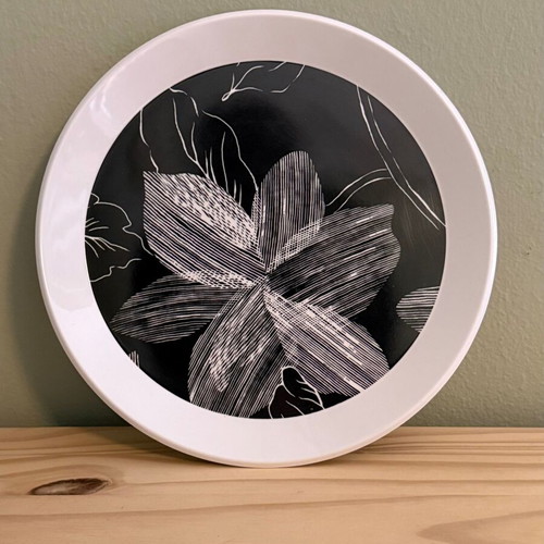 Plastic plate used with black and white flower design 27 cm