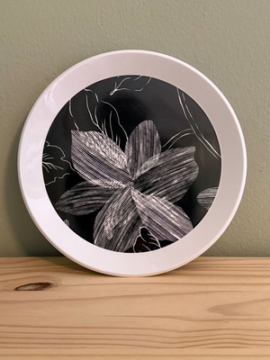 Plastic plate used with black and white flower design 27 cm