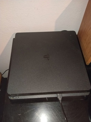 PlayStation 4 Slim 500GB σαν καινούργιο με 2 χειριστήρια και 3 παιχνίδια