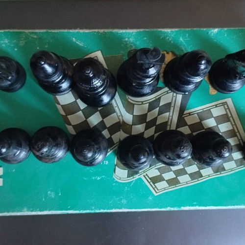 Wooden chess pieces used, lightweight, king height 8 cm with box