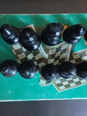 Wooden chess pieces used, lightweight, king height 8 cm with box