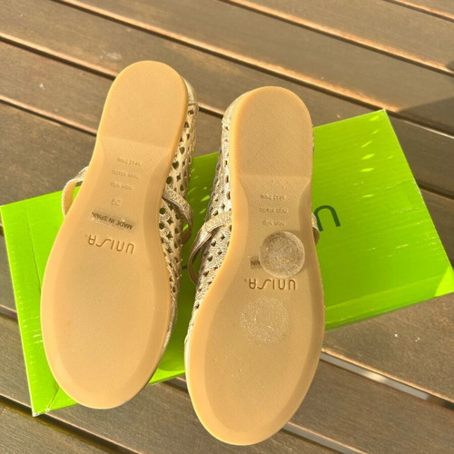 Unisa gold leather girls' shoes size 29 new with strap