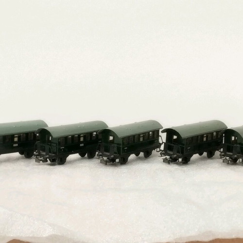 Marklin HO passenger wagons 5 used