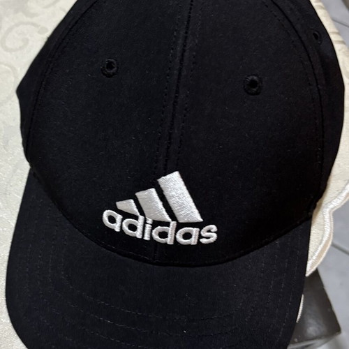 Adidas kids hat like new, one size, black and white