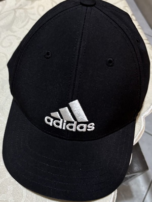 Adidas kids hat like new, one size, black and white
