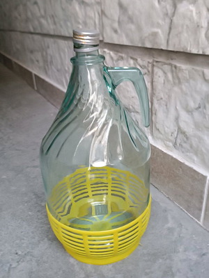 Glass damajna 5 liters like new with plastic protector