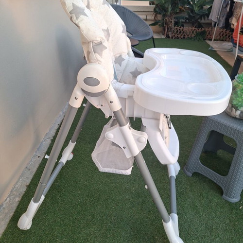 Baby high chair like new with removable tray