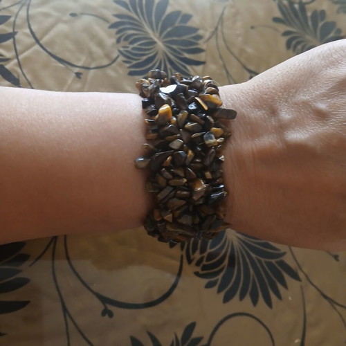 Wide bracelet with elastic made of tiger eye stone like new