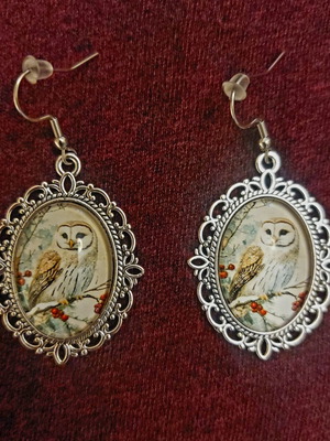 Vintage woodland owl earrings in ornate silver frame like new