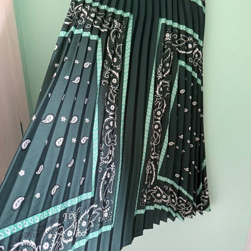 Zini pleated skirt with paisley print like new, green