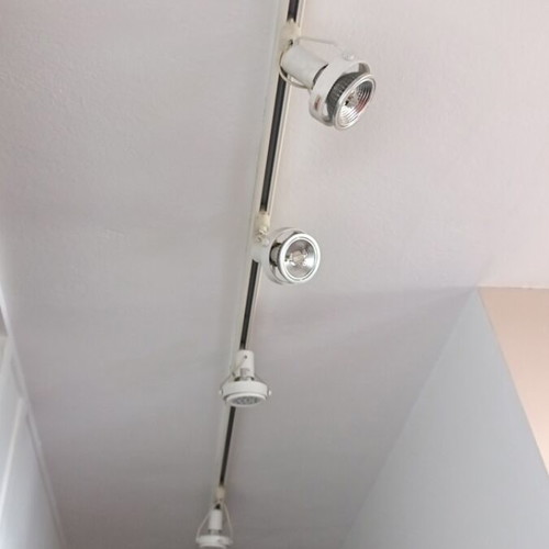 Lighting rail with 5 spots 2 meters like new