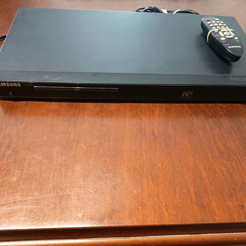 Samsung DVD player used with cables and remote control
