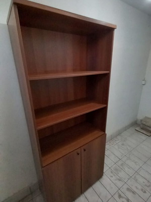 Βιβλιοθήκη από ξύλο καρυδιάς σε άριστη κατάσταση