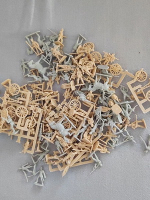 Soldier figures with horses and cannons, approx. 100 pieces, 2 cm