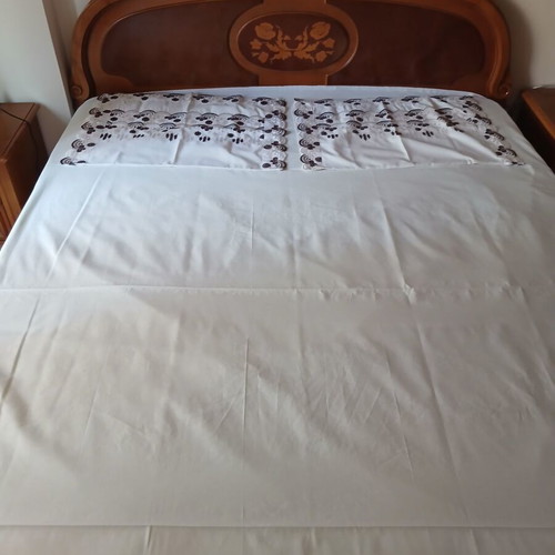 Bed sheet set with brown machine embroidery, 2 pillowcases