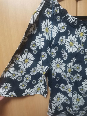 Μπλούζα Benetton μεταχειρισμένη με λουλούδια και ριχτούς ώμους μέγεθος M