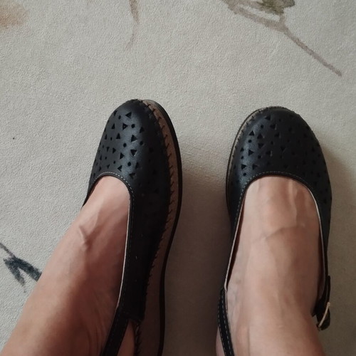 Leather women's sandals with perforated design, like new, size 39