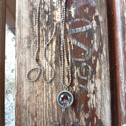Key pendants set with long chains like new, silver and gold tone