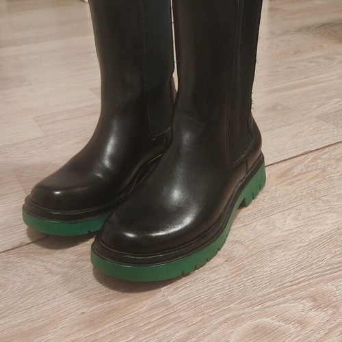 Boots with green sole size 40 like new, black
