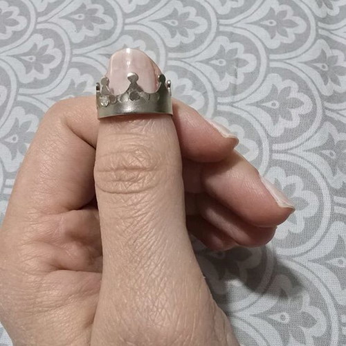 Adjustable crown ring like new, silver color