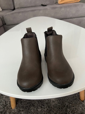 Children's brown ankle boots like new size 24