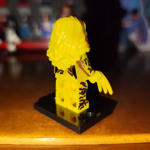 Scream Symbiote minifigure like new with base and yellow claws
