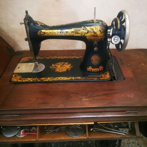 Singer sewing machine used, 1927 model with serial number Υ4760070