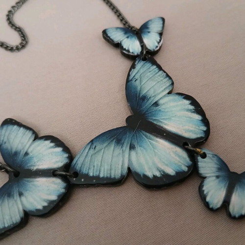 Choker necklace with butterflies like new, blue shades