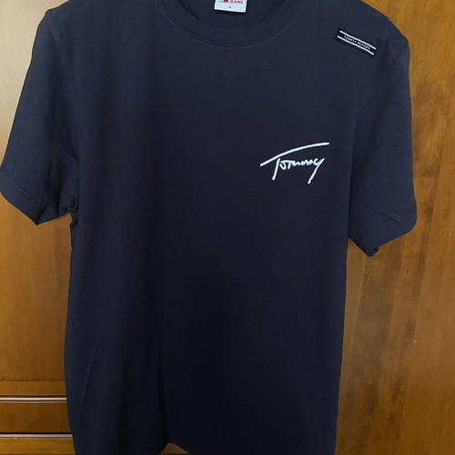 Tommy Hilfiger men's t-shirt like new with minor logo flaw, size S