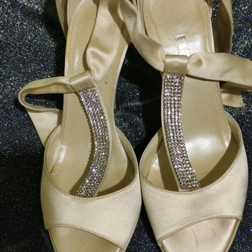 Nak sandals used with satin texture and rhinestones size 35 white and silver
