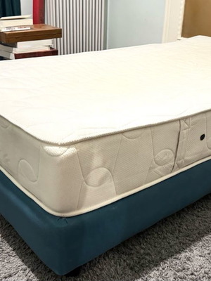 Κρεβάτι μονό και στρώμα μεταχειρισμένα 1.00x2.00 με λεκέ