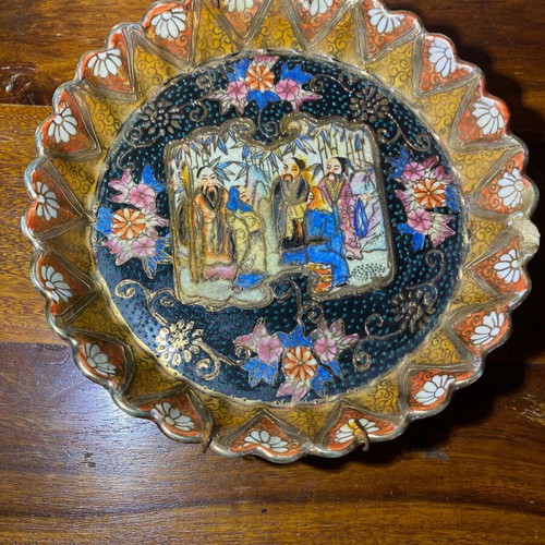 Vintage Japanese Satsuma decorative wall plate with hand painted Moriage details like new