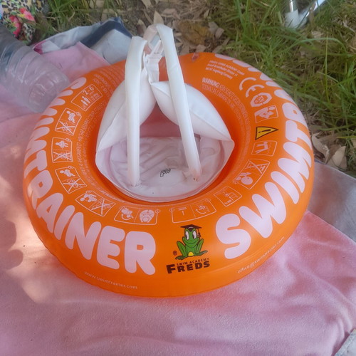 Swimtrainer flotation device like new for ages 2 to 6, 15 to 30 kg