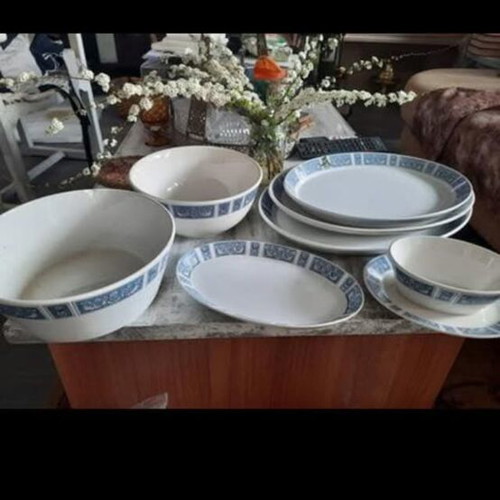 Skyros vintage collectible set with 4 platters, sauce boat and 2 salad bowls like new