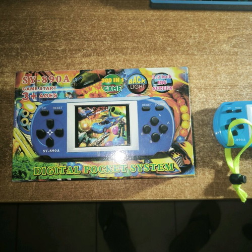 Hand consloe like new with many retro games