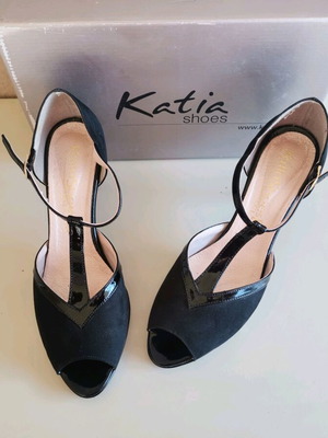 Peep toe shoe with buckle like new, black, size 40